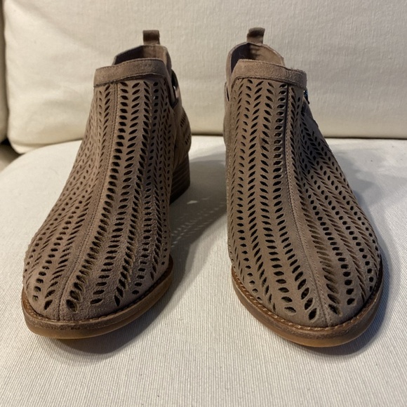 Vince Camuto Campina Smoke Cloud True Suede Almond Ankle Bootie Boots Size 6 - Picture 5 of 9